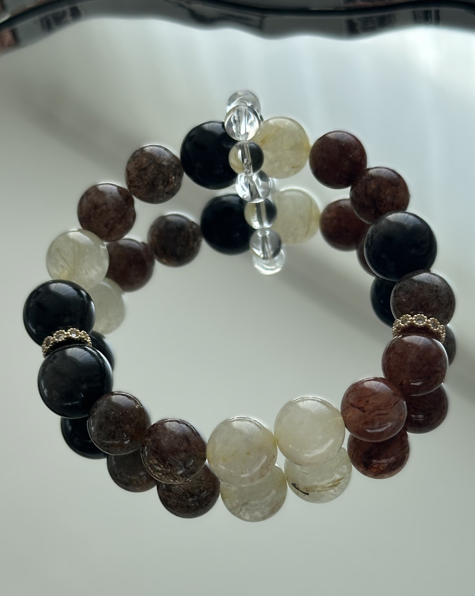 Handgefertigtes Kristallarmband mit Silberobsidian, Super Seven und goldenem Rutilquarz – energetisches Design mit kraftvoller Ausstrahlung