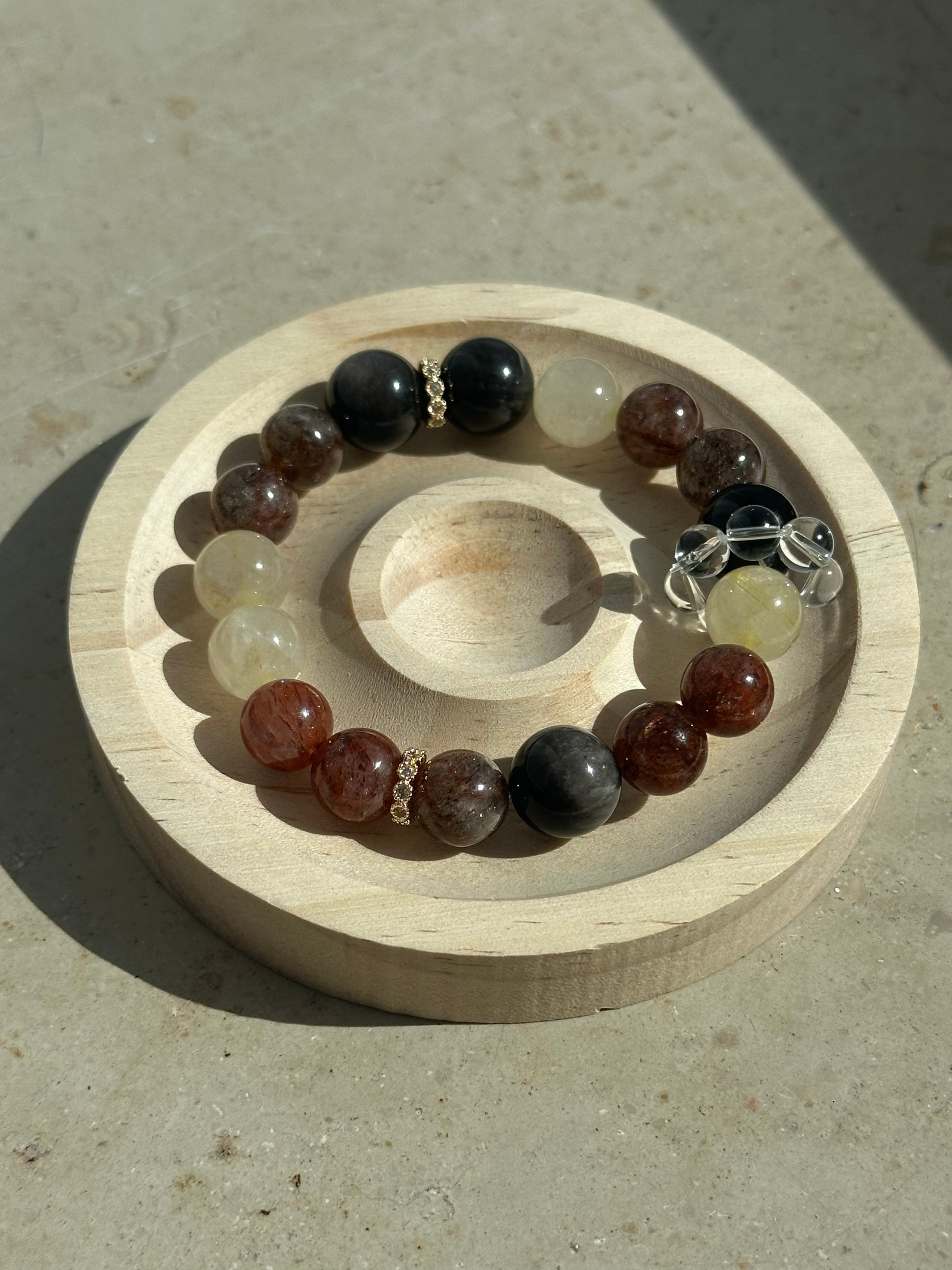 Handgefertigtes Kristallarmband mit Silberobsidian, Super Seven und goldenem Rutilquarz – energetisches Design mit kraftvoller Ausstrahlung