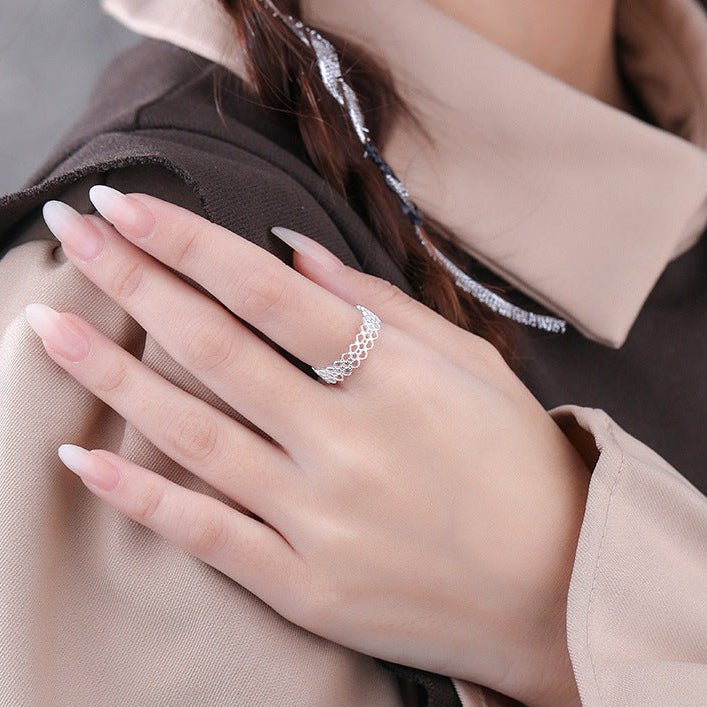 Lace Blossom – S925 Silberring mit filigranem Spitzenmuster im floralen Design (verstellbar) - AuraGleam