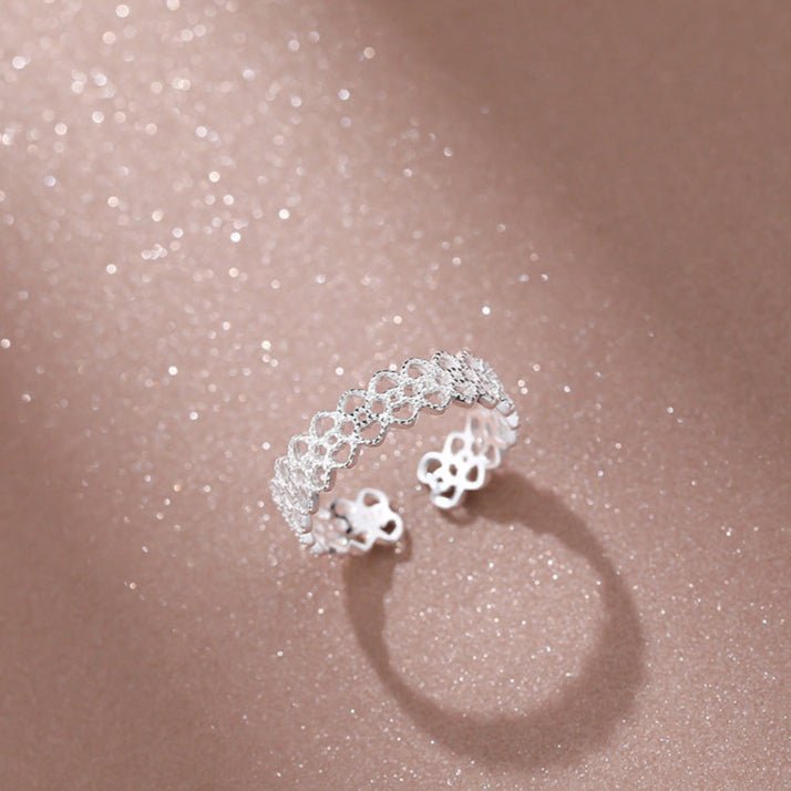 Lace Blossom – S925 Silberring mit filigranem Spitzenmuster im floralen Design (verstellbar) - AuraGleam