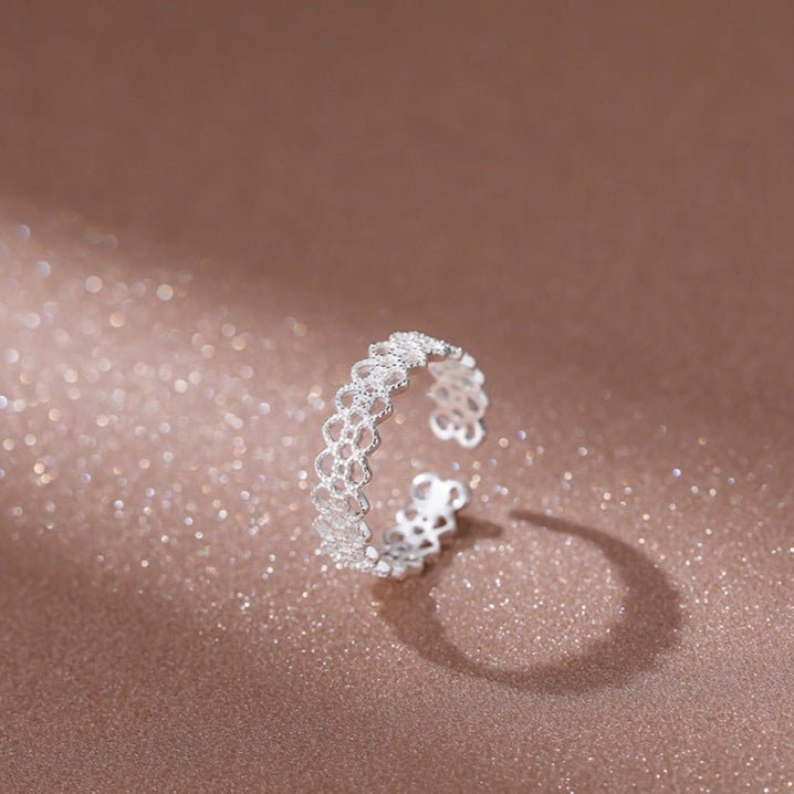 Lace Blossom – S925 Silberring mit filigranem Spitzenmuster im floralen Design (verstellbar) - AuraGleam