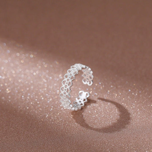 Lace Blossom – S925 Silberring mit filigranem Spitzenmuster im floralen Design (verstellbar) - AuraGleam