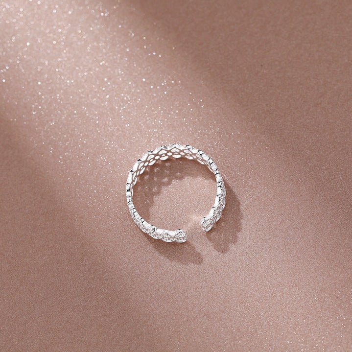 Lace Blossom – S925 Silberring mit filigranem Spitzenmuster im floralen Design (verstellbar) - AuraGleam