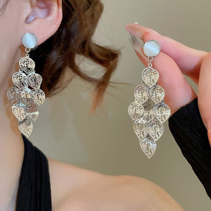 Leaf Whisper – Silberohrringe mit Katzenauge und filigranen Blättern im Kaskadendesign - AuraGleam