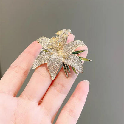 Lily Bloom – Exquisite Broche mit Zirkonia in Blütenform - AuraGleam