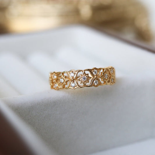 Lotus Lace – Verstellbarer Kupferring mit vergoldeter filigraner Spitzenstruktur und Zirkonia - AuraGleam