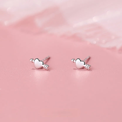Love Arrow – S925 Silber Ohrstecker im Herz - mit - Pfeil Design (romantisch & minimalistisch) - AuraGleam