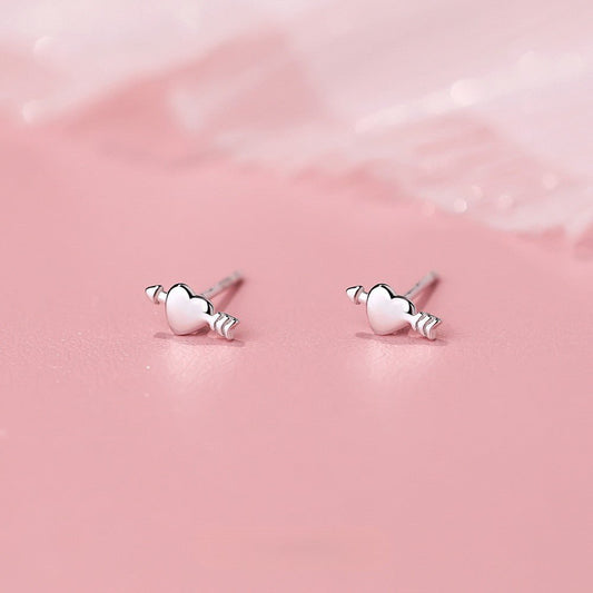Love Arrow – S925 Silber Ohrstecker im Herz - mit - Pfeil Design (romantisch & minimalistisch) - AuraGleam