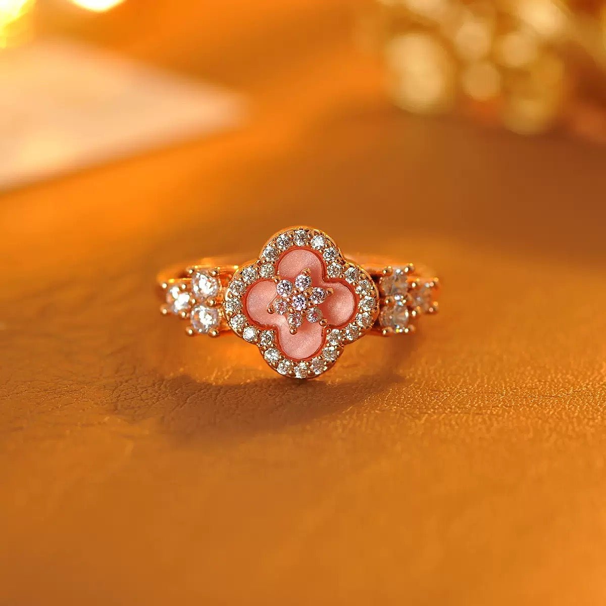 Lucky Clover in Rosa – Verstellbarer Kupferring mit Perlmutt - Vierblattblume und funkelnden Zirkoniasteinen (rosévergoldet) - AuraGleam