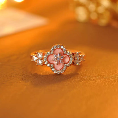 Lucky Clover in Rosa – Verstellbarer Kupferring mit Perlmutt - Vierblattblume und funkelnden Zirkoniasteinen (rosévergoldet) - AuraGleam