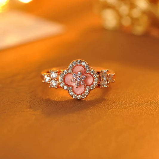 Lucky Clover in Rosa – Verstellbarer Kupferring mit Perlmutt - Vierblattblume und funkelnden Zirkoniasteinen (rosévergoldet) - AuraGleam