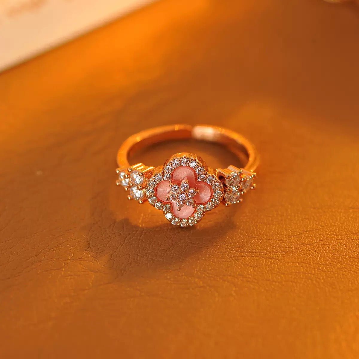 Lucky Clover in Rosa – Verstellbarer Kupferring mit Perlmutt - Vierblattblume und funkelnden Zirkoniasteinen (rosévergoldet) - AuraGleam