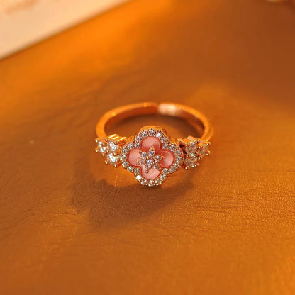 Lucky Clover in Rosa – Verstellbarer Kupferring mit Perlmutt - Vierblattblume und funkelnden Zirkoniasteinen (rosévergoldet) - AuraGleam