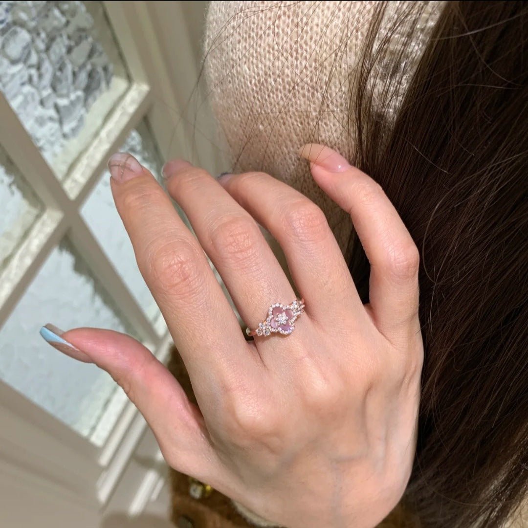 Lucky Clover in Rosa – Verstellbarer Kupferring mit Perlmutt - Vierblattblume und funkelnden Zirkoniasteinen (rosévergoldet) - AuraGleam