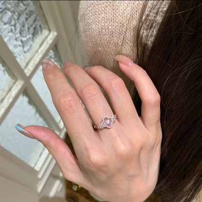 Lucky Clover in Rosa – Verstellbarer Kupferring mit Perlmutt - Vierblattblume und funkelnden Zirkoniasteinen (rosévergoldet) - AuraGleam