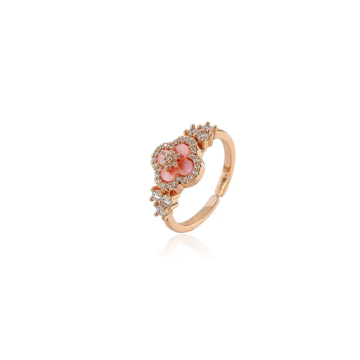 Lucky Clover in Rosa – Verstellbarer Kupferring mit Perlmutt - Vierblattblume und funkelnden Zirkoniasteinen (rosévergoldet) - AuraGleam