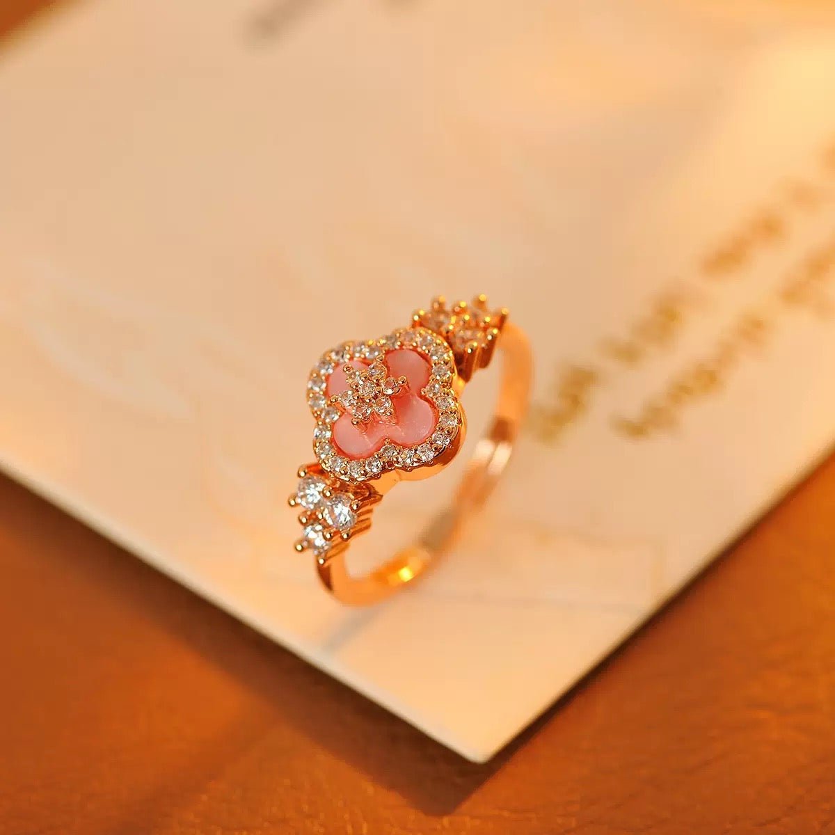 Lucky Clover in Rosa – Verstellbarer Kupferring mit Perlmutt - Vierblattblume und funkelnden Zirkoniasteinen (rosévergoldet) - AuraGleam