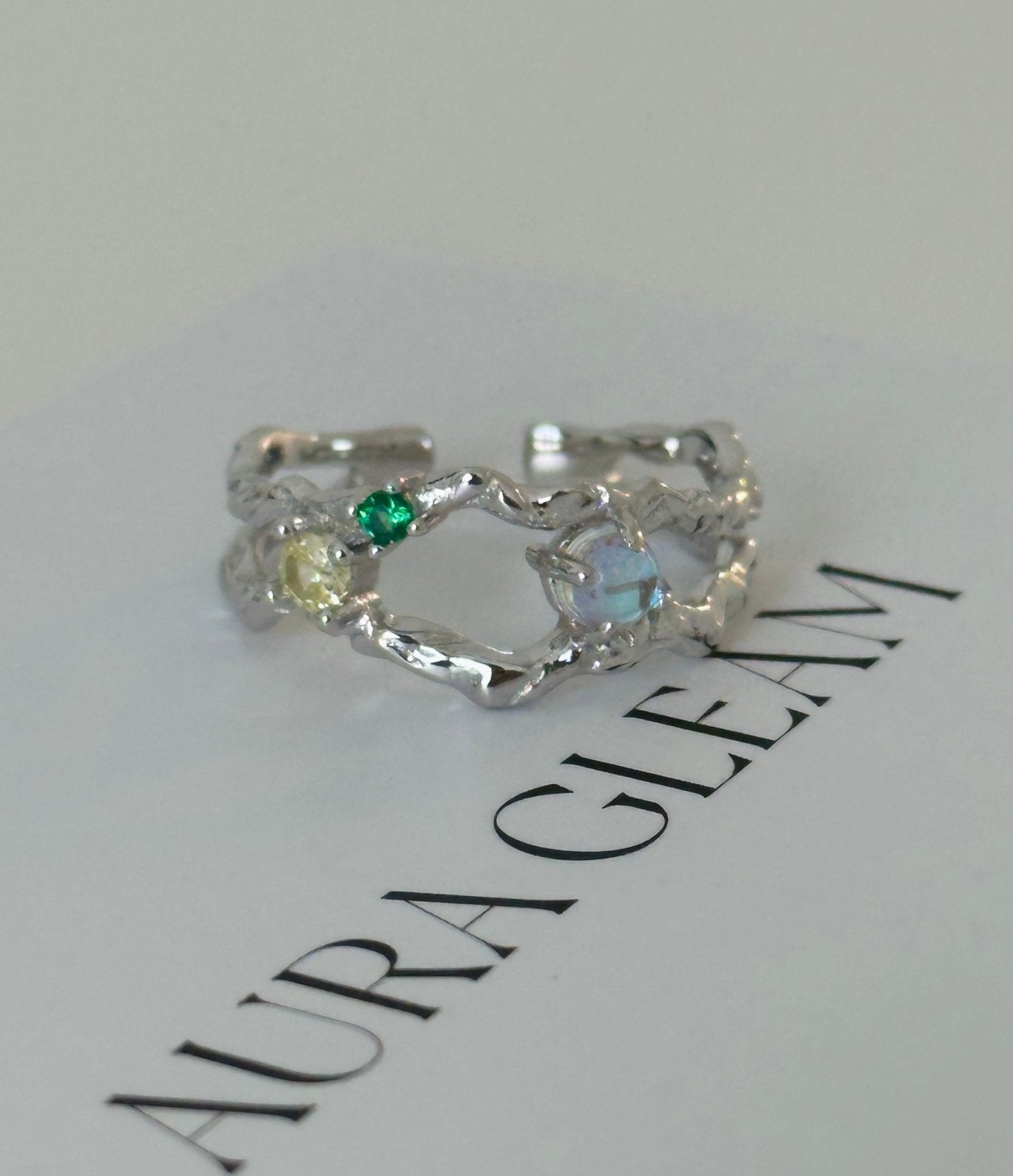 Lunaria Ring – Offener Damenring aus 925er Silber mit Mondstein und bunten Zirkonia - AuraGleam