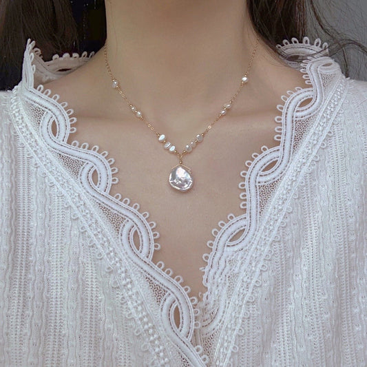 Lune Blanche – 14K Vergoldete Perlenkette mit Barockanhänger - AuraGleam