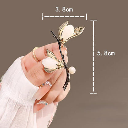 Magnolia Grace – Broche mit Emaille - Blüte & Süßwasserperle - AuraGleam