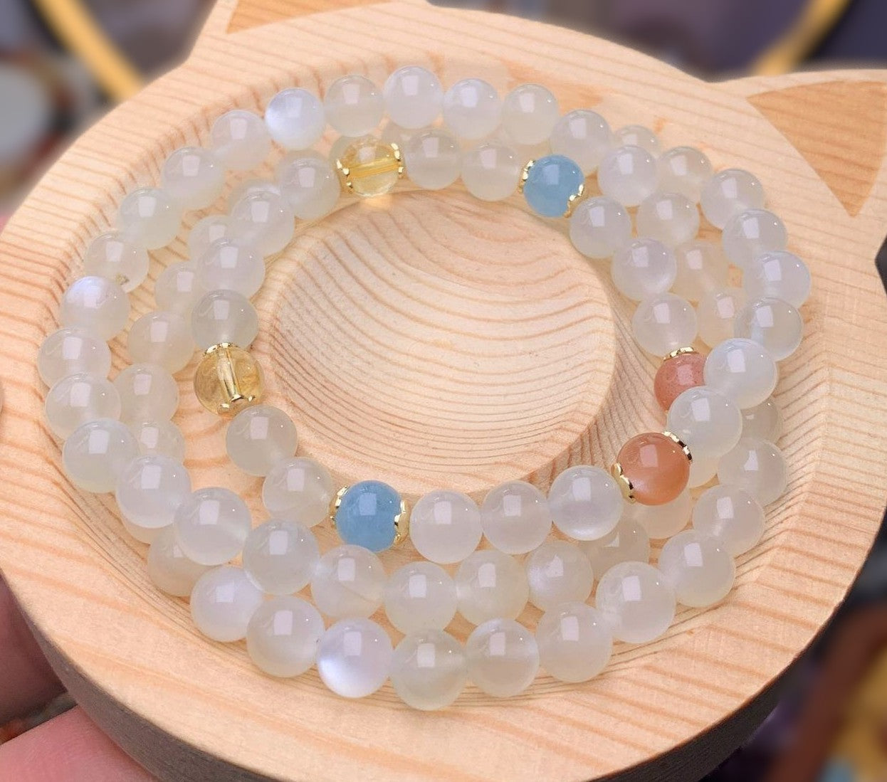 Mehrreihiges Armband aus schimmerndem Mondstein mit farbigen Edelsteinakzenten – vielseitig tragbar als Halskette oder Wickelarmband