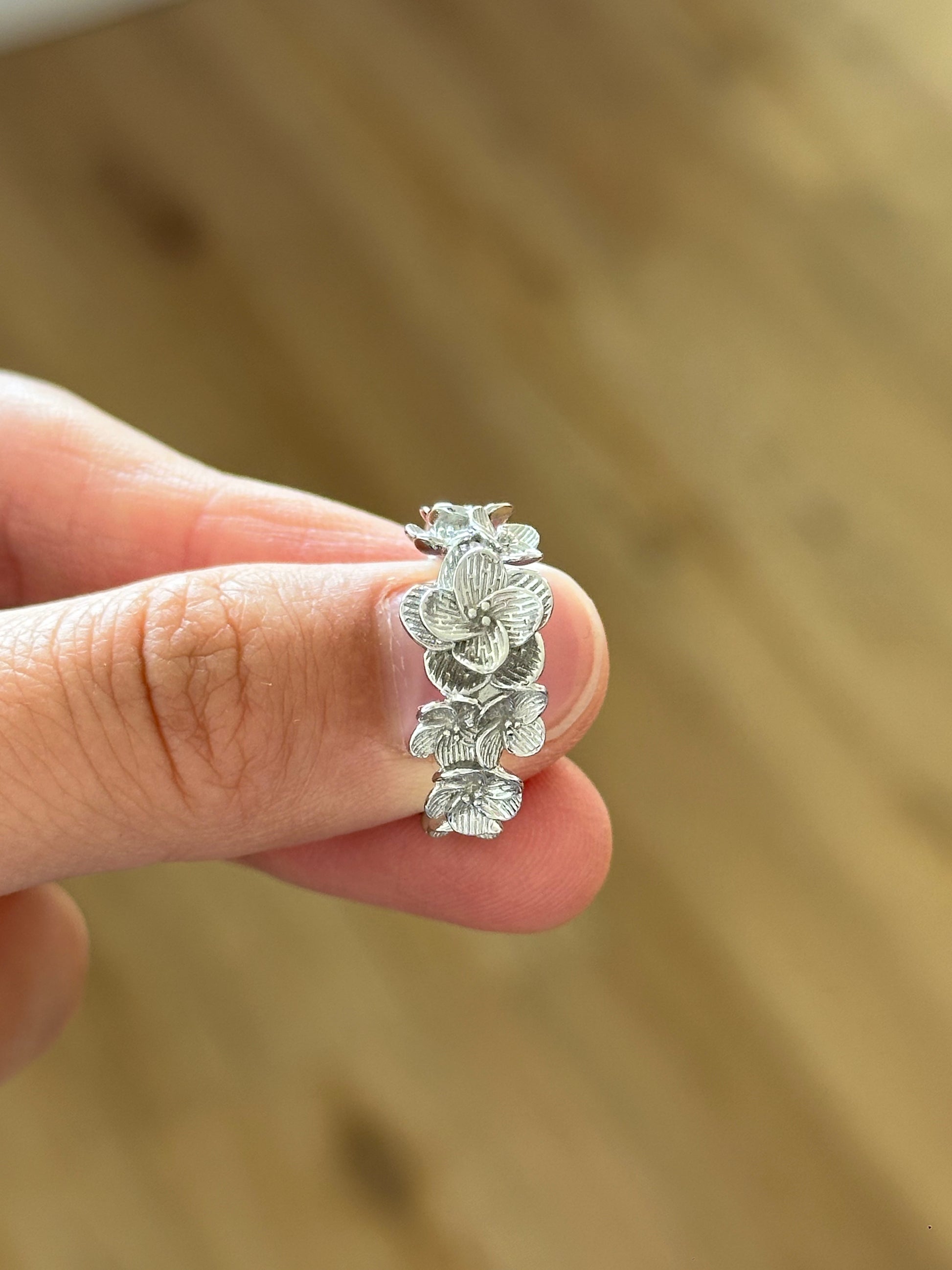 Filigraner offener 925er Silberring mit floralen Blütenmotiven – handgefertigt und romantisch gestaltet, größenverstellbar