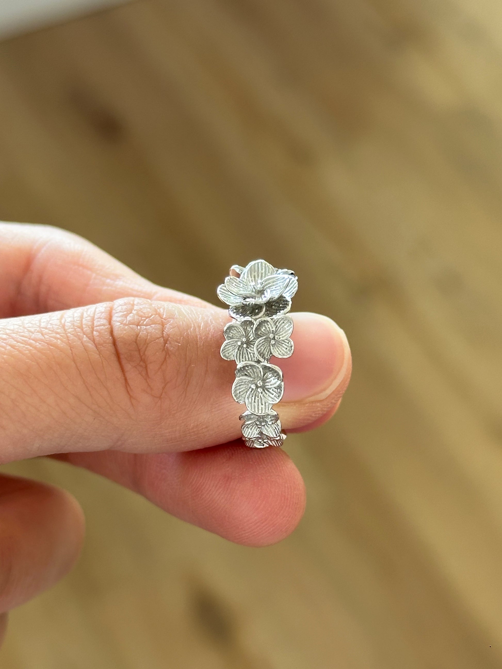 Filigraner offener 925er Silberring mit floralen Blütenmotiven – handgefertigt und romantisch gestaltet, größenverstellbar