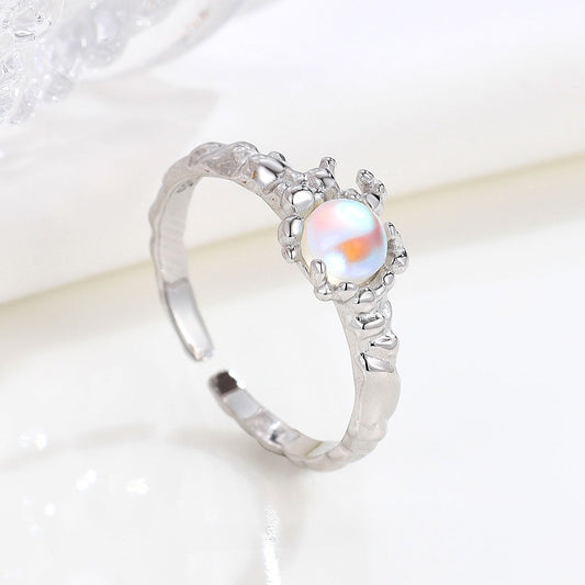 Offener Ring aus 925er Silber mit schimmerndem Mondstein und organischer Lava-Oberflächenstruktur – handgefertigter Look mit mystischem Glanz