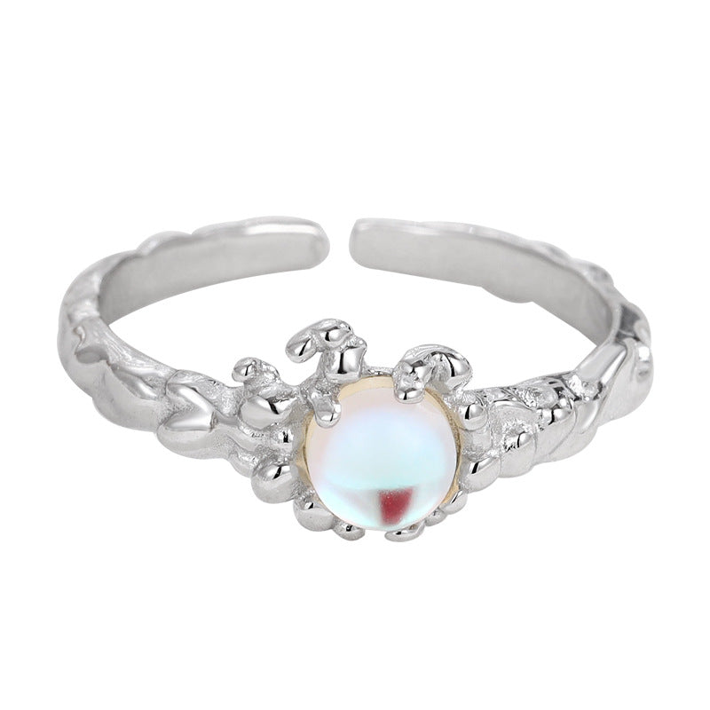 Offener Ring aus 925er Silber mit schimmerndem Mondstein und organischer Lava-Oberflächenstruktur – handgefertigter Look mit mystischem Glanz