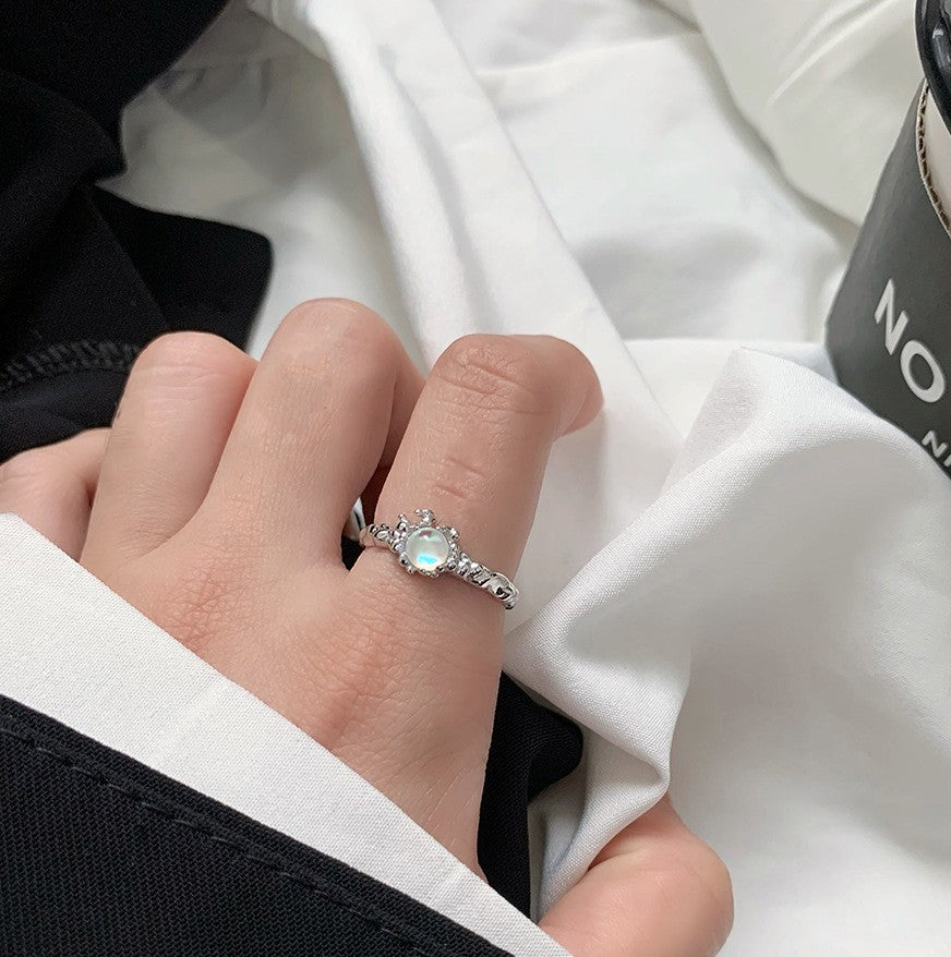 Offener Ring aus 925er Silber mit schimmerndem Mondstein und organischer Lava-Oberflächenstruktur – handgefertigter Look mit mystischem Glanz