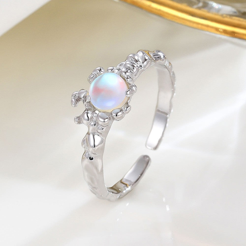 Offener Ring aus 925er Silber mit schimmerndem Mondstein und organischer Lava-Oberflächenstruktur – handgefertigter Look mit mystischem Glanz