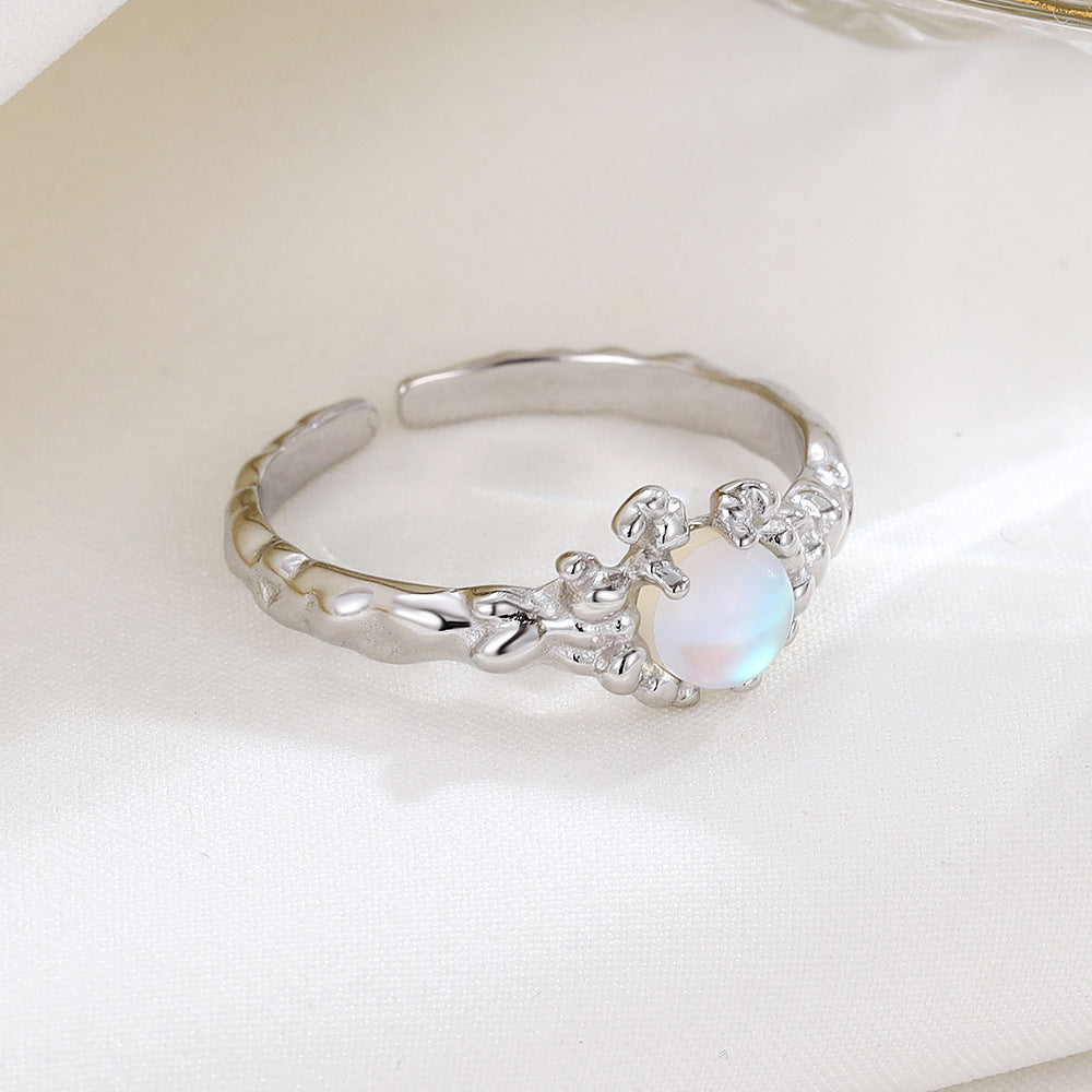 Offener Ring aus 925er Silber mit schimmerndem Mondstein und organischer Lava-Oberflächenstruktur – handgefertigter Look mit mystischem Glanz