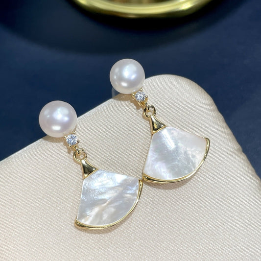 „Perlenkleid“ – Ohrstecker aus S925 Silber mit Süßwasserperle & Muschelperlmutt - AuraGleam