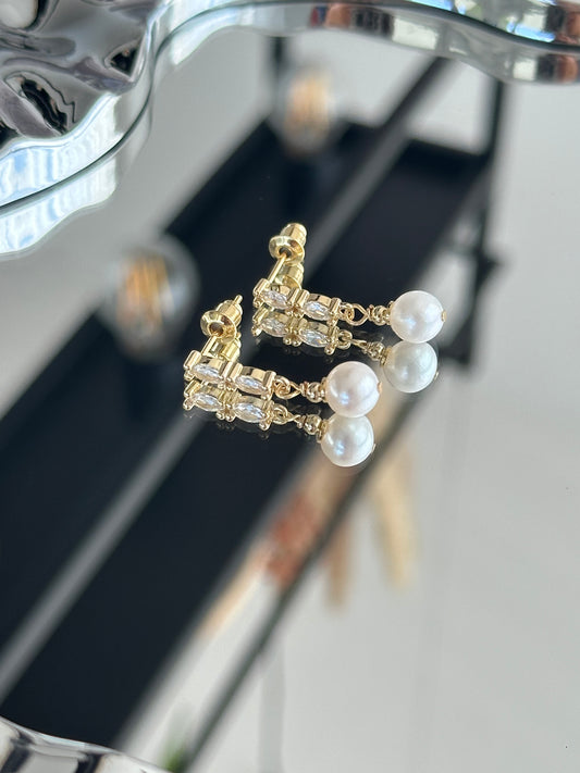Elegante Perlenstecker mit funkelnden Zirkonia-Akzenten und 925er Silberstift, vergoldet – klassisches Design mit modernem Glanz
