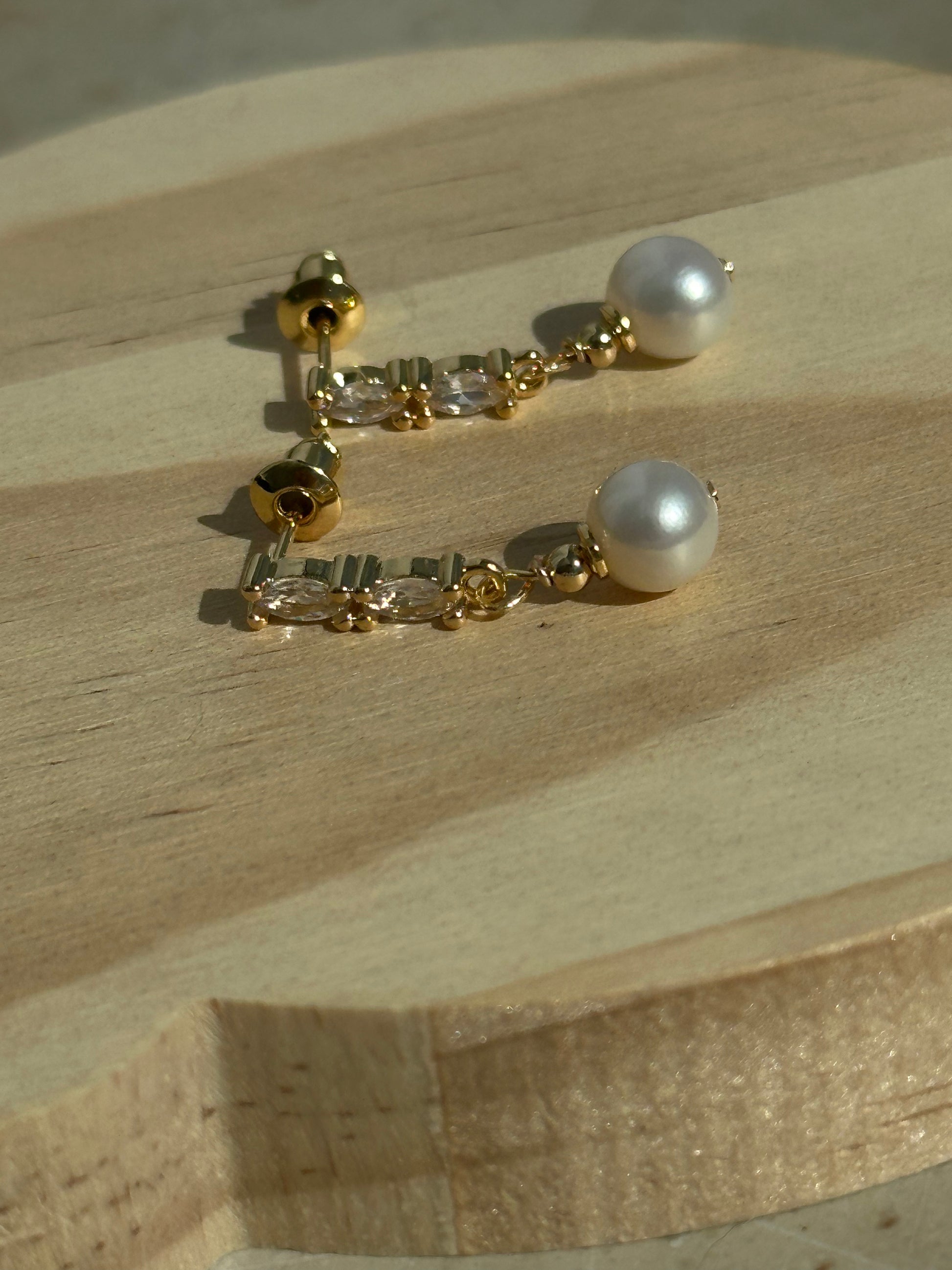 Elegante Perlenstecker mit funkelnden Zirkonia-Akzenten und 925er Silberstift, vergoldet – klassisches Design mit modernem Glanz