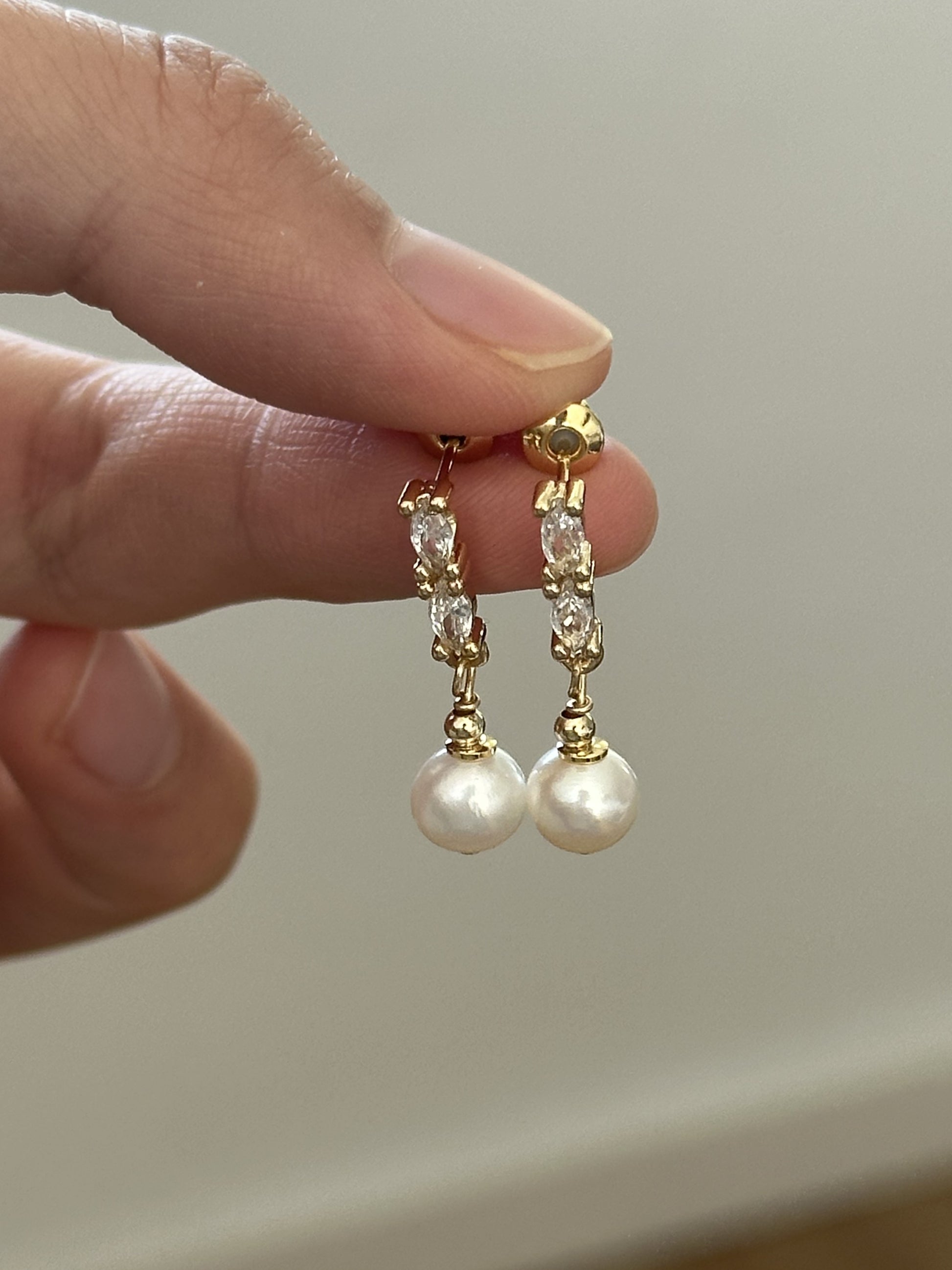 Elegante Perlenstecker mit funkelnden Zirkonia-Akzenten und 925er Silberstift, vergoldet – klassisches Design mit modernem Glanz