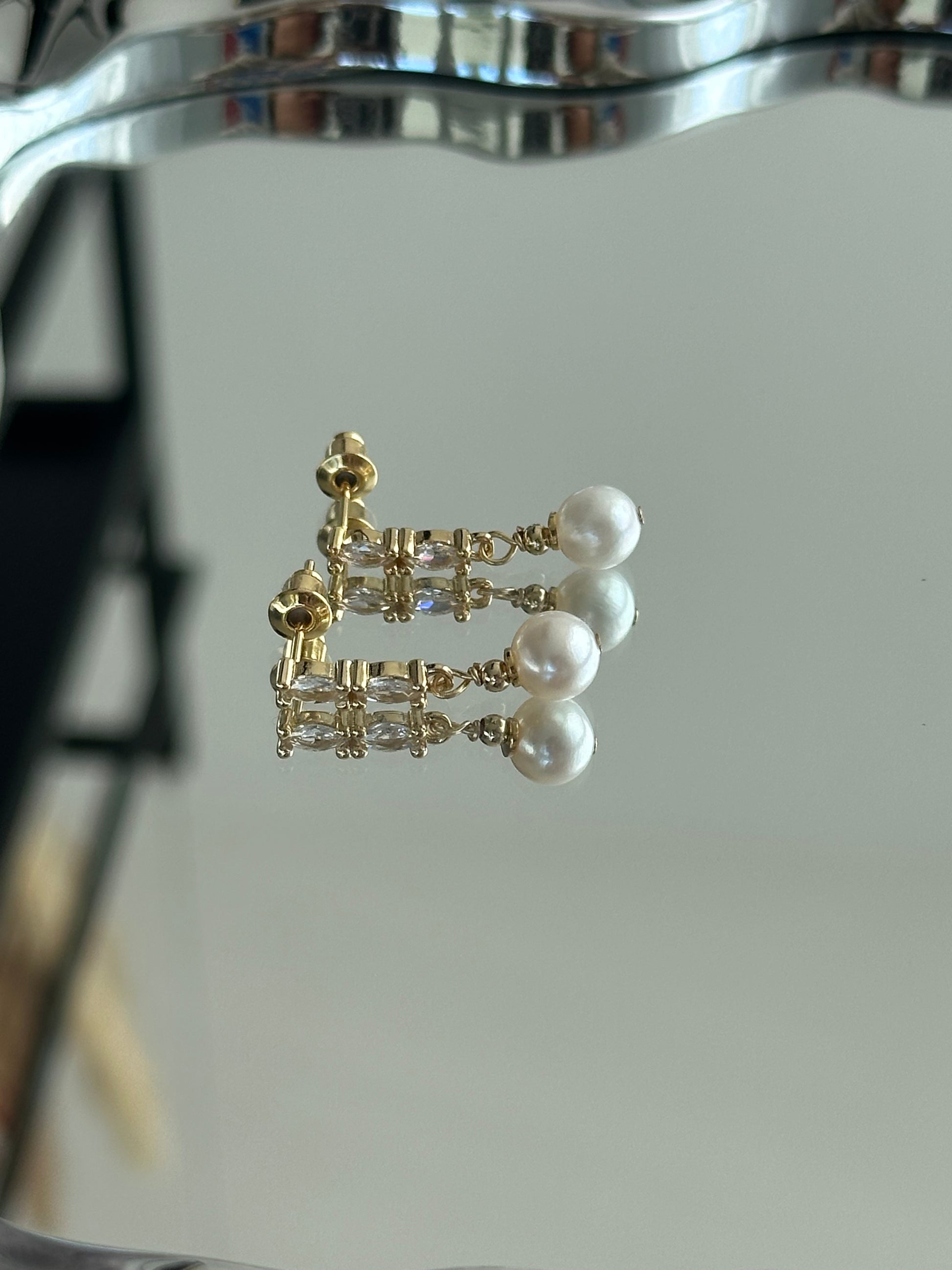 Elegante Perlenstecker mit funkelnden Zirkonia-Akzenten und 925er Silberstift, vergoldet – klassisches Design mit modernem Glanz