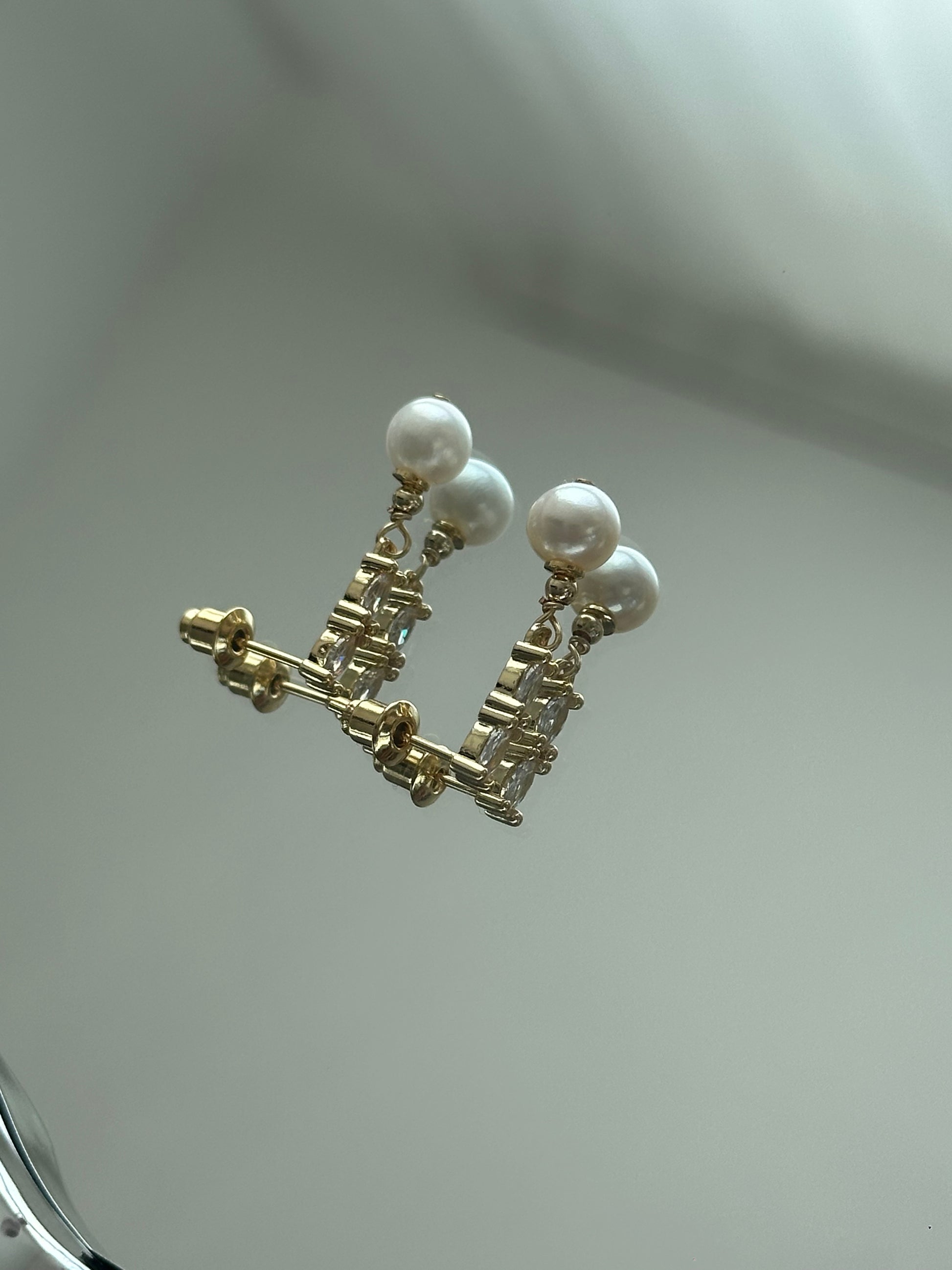 Elegante Perlenstecker mit funkelnden Zirkonia-Akzenten und 925er Silberstift, vergoldet – klassisches Design mit modernem Glanz