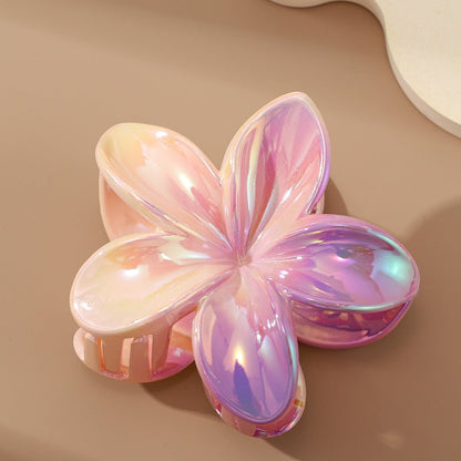 Regenbogenfarbene Haarspange „Plumeria“ – Glänzender Blüten - Klauenclip - AuraGleam