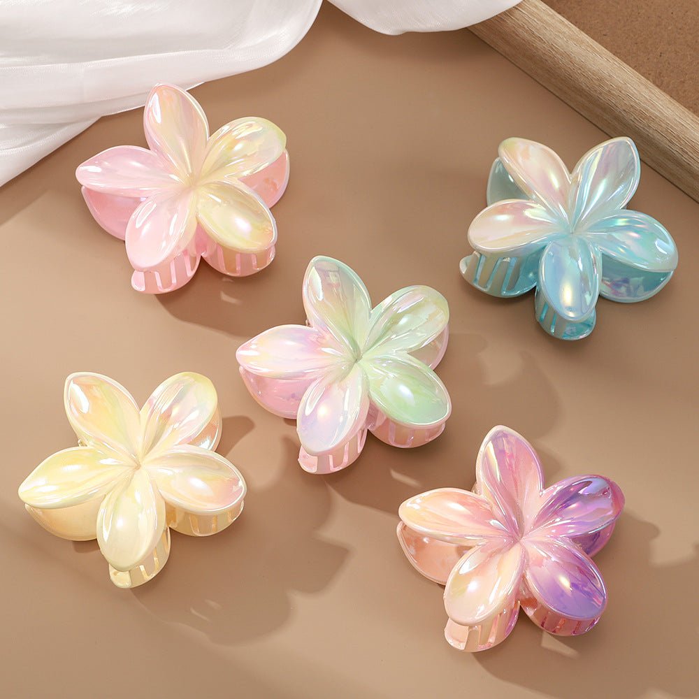 Regenbogenfarbene Haarspange „Plumeria“ – Glänzender Blüten - Klauenclip - AuraGleam