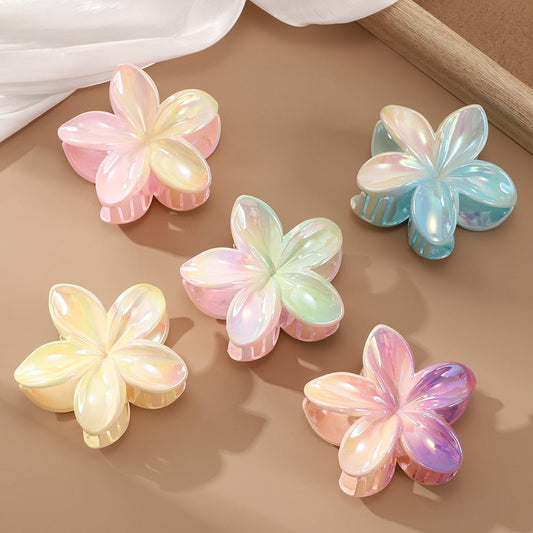 Regenbogenfarbene Haarspange „Plumeria“ – Glänzender Blüten - Klauenclip - AuraGleam