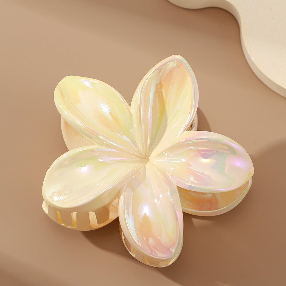Regenbogenfarbene Haarspange „Plumeria“ – Glänzender Blüten - Klauenclip - AuraGleam