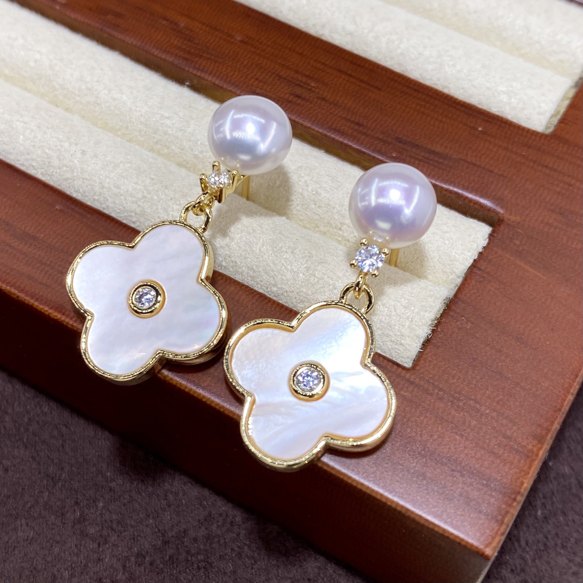 Elegante Ohrstecker aus 925er Silber mit schimmernder Perle, Muschelblume-Anhänger und funkelndem Zirkonia – feminines Design mit natürlichem Glanz