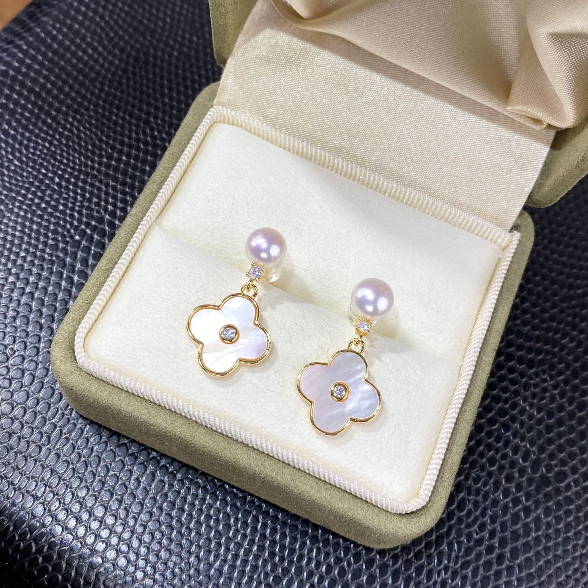 Elegante Ohrstecker aus 925er Silber mit schimmernder Perle, Muschelblume-Anhänger und funkelndem Zirkonia – feminines Design mit natürlichem Glanz