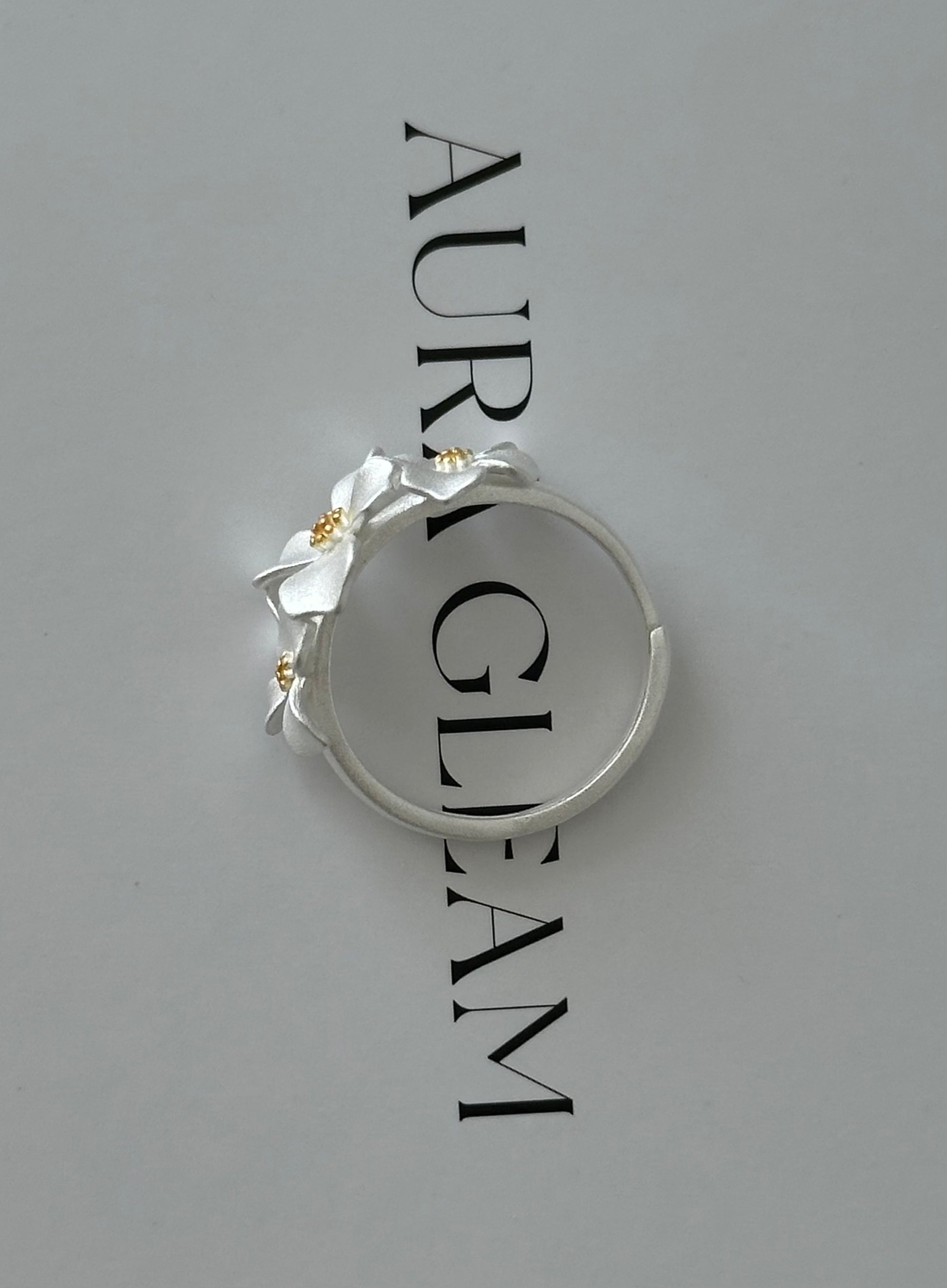Verstellbarer Ring aus S999 Feinsilber mit drei zarten Gardenienblüten – florales Design mit goldfarbenem Blütenstempel für einen eleganten Naturlook
