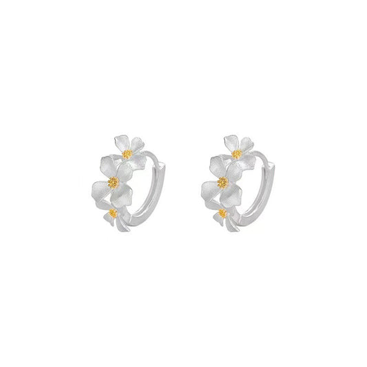 Handgefertigte S999 Feinsilber-Creolen mit zarten Blüten und vergoldetem Zentrum – filigraner floraler Ohrschmuck in eleganter Ausführung