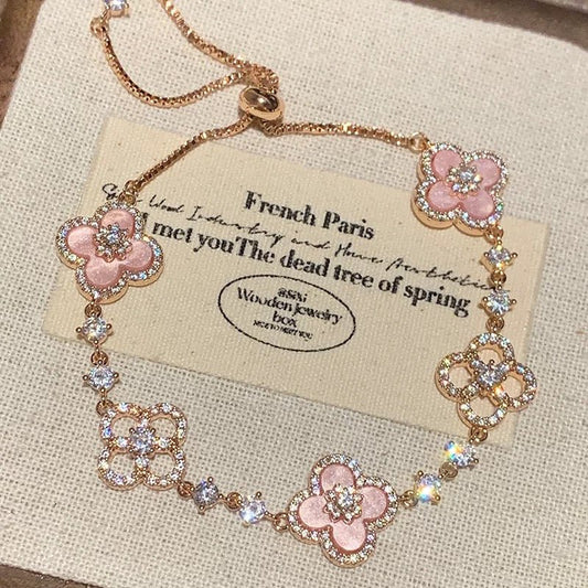 Sakura Cleef Armband – Roségoldene Armband mit rosa Perlmuttblüten, Zirkonia, 18K vergoldet - AuraGleam