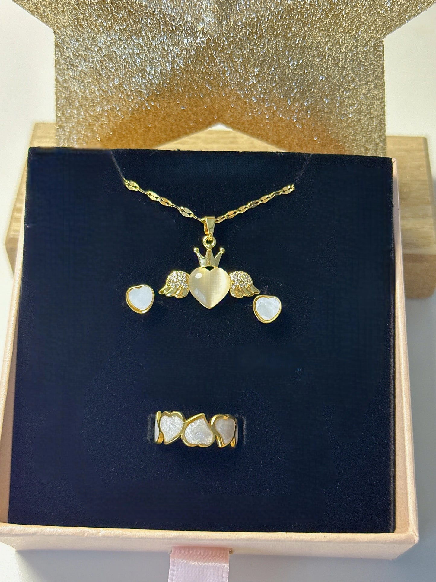 Goldenes Schmuckset "Aura" mit Katzenaugen-Herzen (Kette, Ohrringe, Ring).