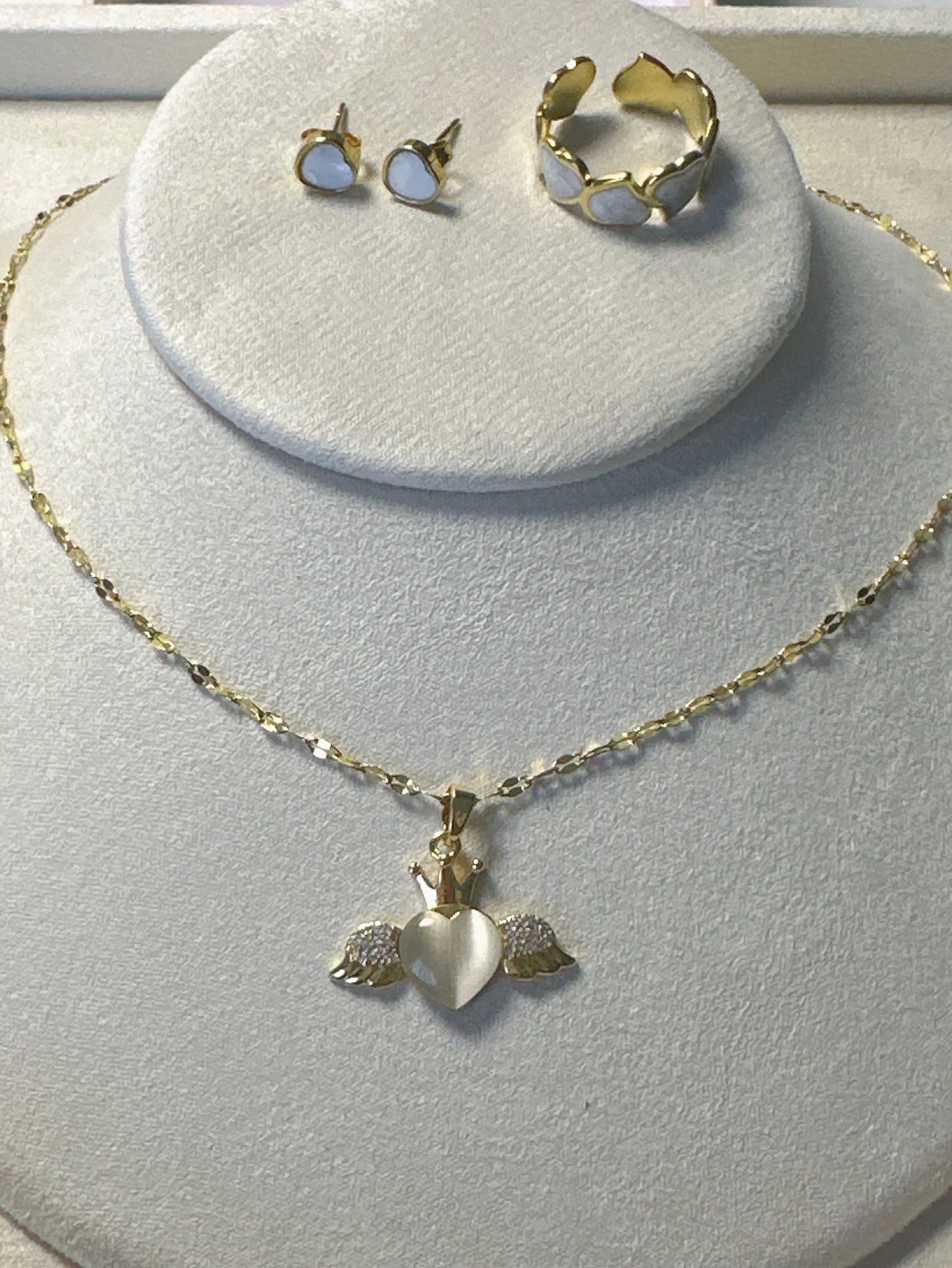 Goldenes Schmuckset "Aura" mit Katzenaugen-Herzen (Kette, Ohrringe, Ring).