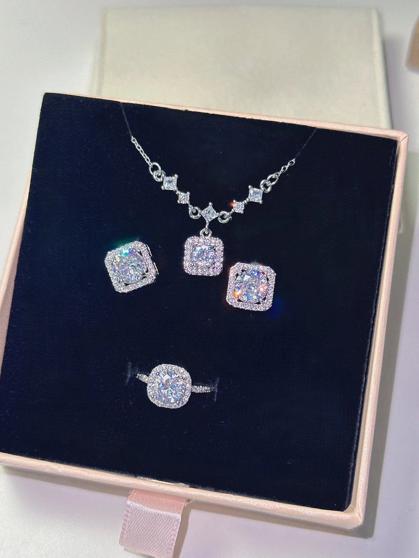 Silbernes Schmuckset "Aura" mit quadratischen Zirkonia-Kristallen.